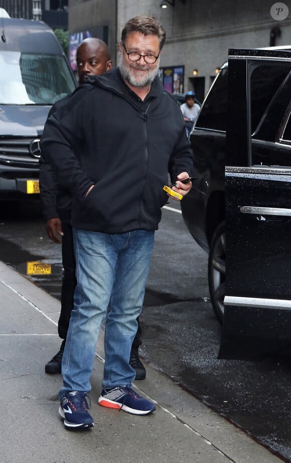 Russell Crowe et l'actrice québecoise C. Rhea arrivent aux studios du Late Show à New York, le 20 juin 2019. Russell Crowe fait la promotion de la mini-série Showtime "The Loudest Voice" dans laquelle il incarne le fondateur de la Fox, R. Ailes. New York. 20 juin 2019.