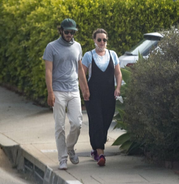 Exclusif - Leighton Meester, enceinte, et son mari Adam Brody se promènent dans leur quartier à Los Angeles, le 3 septembre 2020.