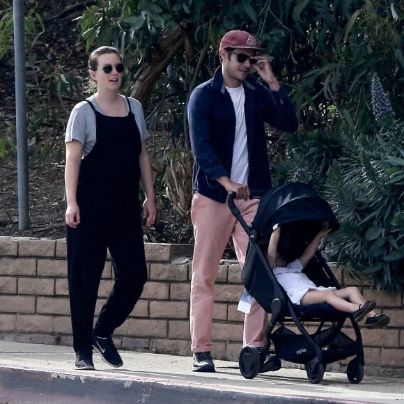 Exclusif - Leighton Meester, 33 ans, enceinte de son deuxième enfant, et son mari Adam Brody se promènent à Los Angeles avec leur fille Arlo Day. Le 31 mars 2020.