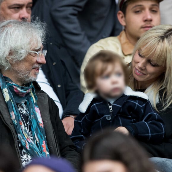 Louis Bertignac avec sa compagne Laetitia et leur fils Jack dans les tribunes lors du match de Ligue 1 "PSG - Angers (4-0)" au Parc des Princes à Paris. © Cyril Moreau/Bestimage