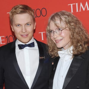 Mia Farrow et son fils Ronan Farrow - Photocall de la soirée 2018 Time 100 Gala au Frederick P. Rose Hall à New York, le 24 avril 2018 