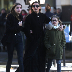 Clotilde Courau et ses filles Luisa et Vittoria - Arrivées des personnalités en l'église de La Madeleine pour les obsèques de Johnny Hallyday à Paris. Le 9 décembre 2017