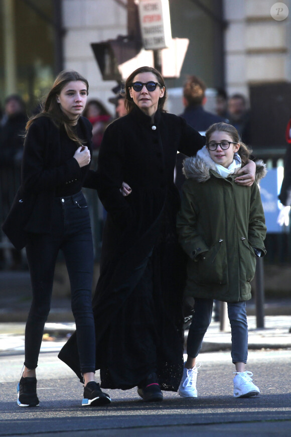 Clotilde Courau et ses filles Luisa et Vittoria - Arrivées des personnalités en l'église de La Madeleine pour les obsèques de Johnny Hallyday à Paris. Le 9 décembre 2017