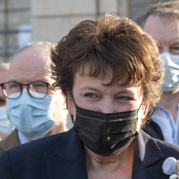 Roselyne Bachelot, ministre de la Culture, remet le prix littéraire Franz Hessel à Emmanuelle Pireyre à Lyon, le 25 février 2021. © Sandrine Thesillat / Panoramic / Bestimage