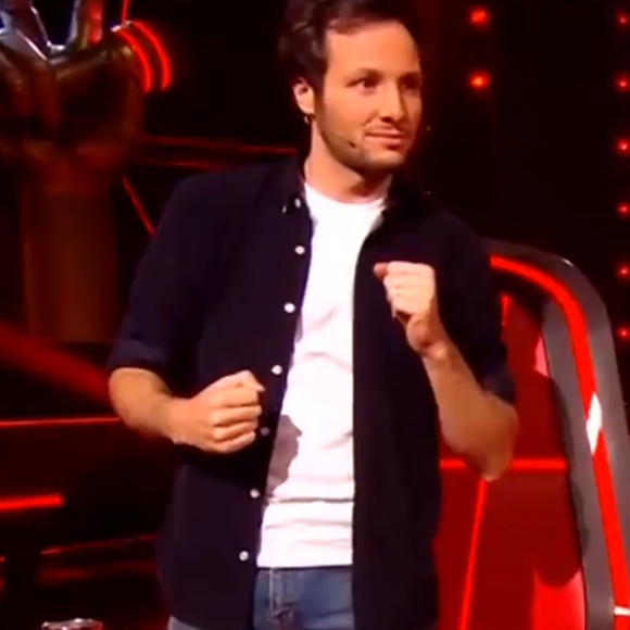 Vianney intenable dans "The Voice" : le chanteur multiplie les positions étranges sur son fauteuil rouge - TF1