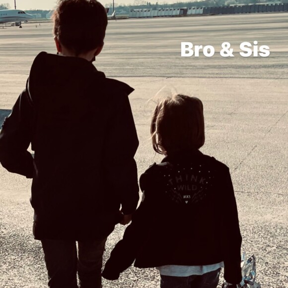 Arthur dévoile un cliché de son fils Aaron et de sa fille Manava sur Instagram.
