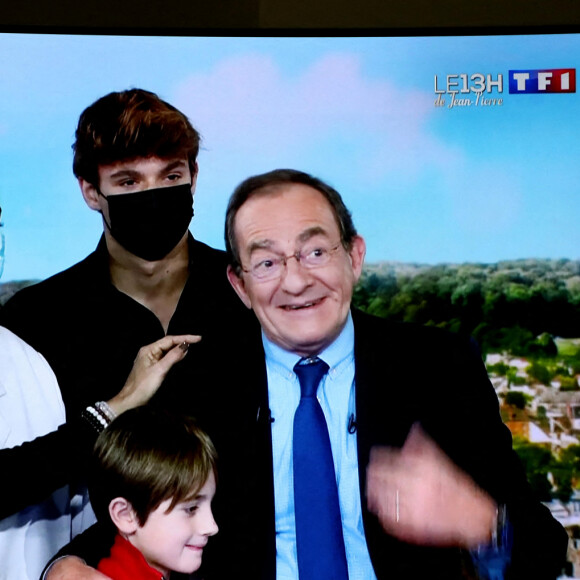 Jean-Pierre Pernaut, sa femme Nathalie Marquay, leur fils Tom Pernaut, Lou Pernaut et son petit-fils Léo - Dernier JT sur TF1. Paris, le 18 décembre 2020. © Dominique Jacovides / Bestimage