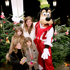 Véronika Loubry, ses deux filles et une amie - L'UNICEF invite 150 enfants défavorisés à Disneyland Paris.