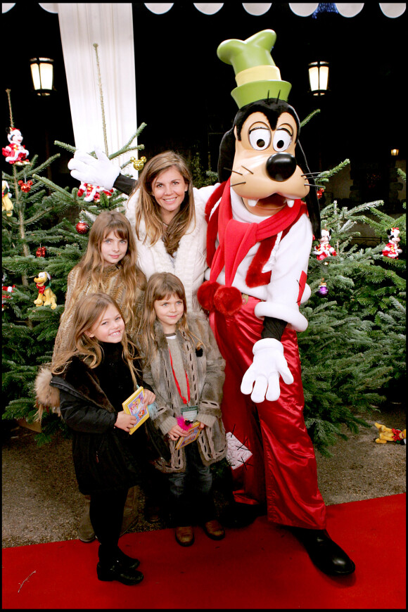 Véronika Loubry, ses deux filles et une amie - L'UNICEF invite 150 enfants défavorisés à Disneyland Paris.