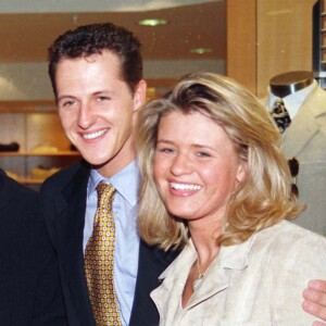 Mickael Schumacher et sa femme Corinna dans une boutique à Milan en décembre 1997.