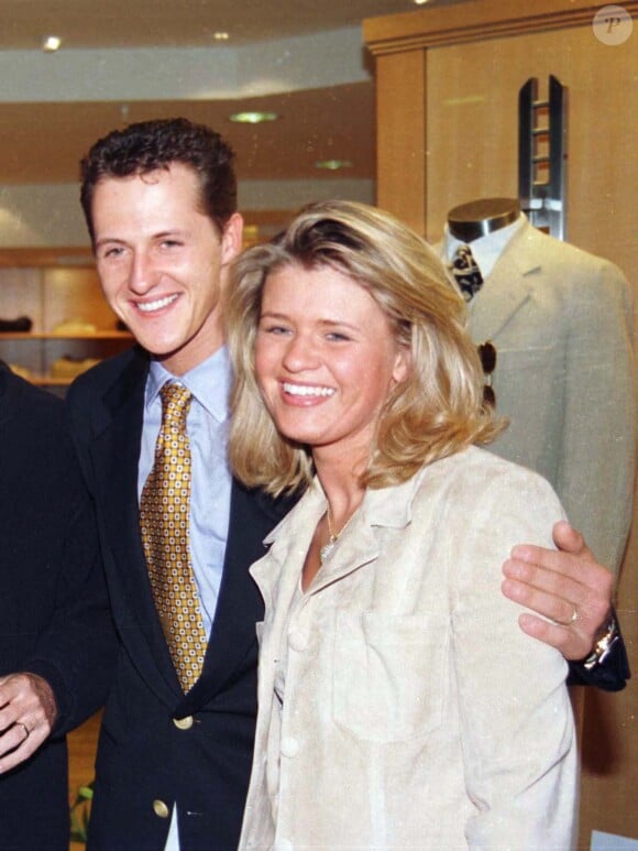 Mickael Schumacher et sa femme Corinna dans une boutique à Milan en décembre 1997.