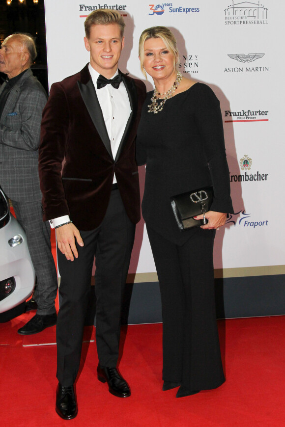 Corinna Betsch Schumacher et son fils Mick assistent à la soirée de gala du bal allemand de la presse sportive de Francfort, le 9 novembre 2019.