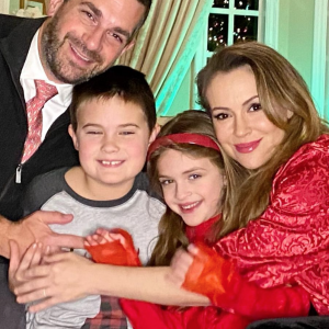 Alyssa Milano, son mari David Bugliari et leurs deux enfants, Milo et Elizabella. Décembre 2020.