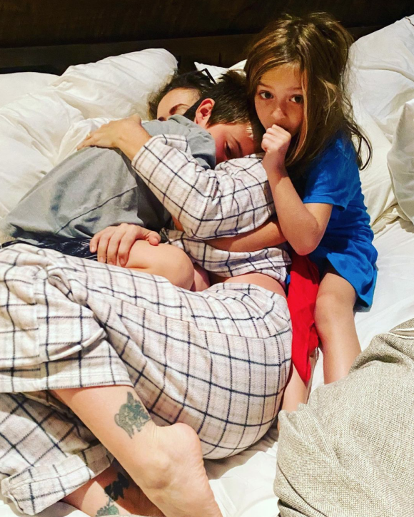 Alyssa Milano et ses deux enfants, Milo et Elizabella. Octobre 2020.