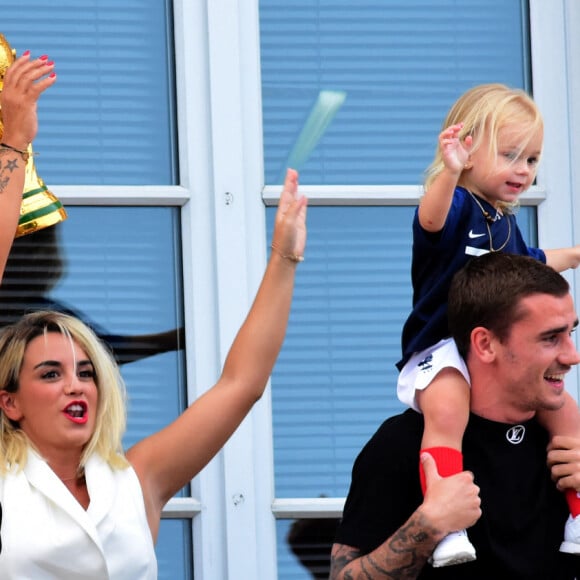 Antoine Griezmann avec sa soeur Maud, sa mère Isabelle, sa femme Erika Choperena et sa fille Mia - Antoine Griezmann, fêté par sa ville de Mâcon 5 jours après sa victoire à la finale de la Coupe du Monde 2018 à Mâcon le 20 juillet 2018 © Romain Doucelin / Bestimage 