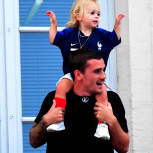 Antoine Griezmann avec sa fille Mia - Antoine Griezmann venu remercier les supporters de sa ville natale de Mâcon, suite à la victoire de la coupe du monde de football 2018 le 20 juiilet 2018 © Romain Doucelin / Bestimage  