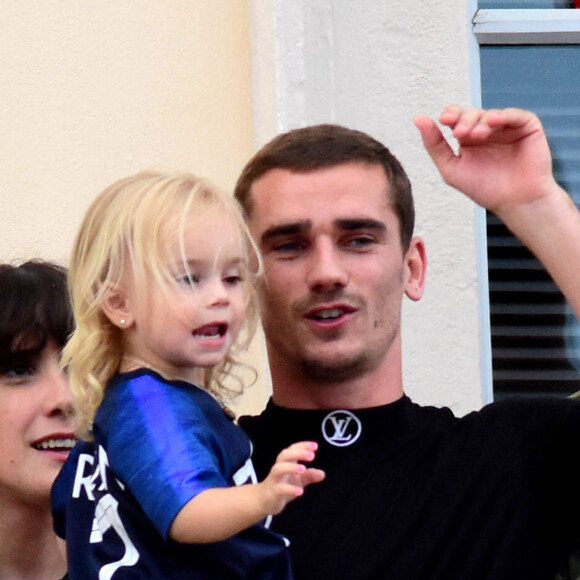 Antoine Griezmann et sa fille Mia - Antoine Griezmann venu remercier les supporters de sa ville natale de Mâcon, suite à la victoire de la coupe du monde de football 2018 sur le balcon de l'hôtel de ville de Mâcon le 20 juiilet 2018 © Romain Doucelin / Bestimage  