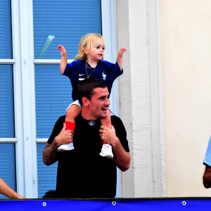 Antoine Griezmann avec sa femme Erika Choperena et sa fille Mia - Antoine Griezmann venu remercier les supporters de sa ville natale de Mâcon, suite à la victoire de la coupe du monde de football 2018 le 20 juiilet 2018 © Romain Doucelin / Bestimage  