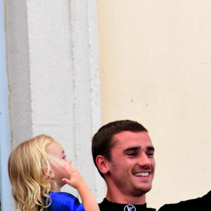 Antoine Griezmann avec le trophée de la coupe du monde de football à sa main gauche et sa fille Mia dans ses bras - Antoine Griezmann venu remercier les supporters de sa ville natale de Mâcon, suite à la victoire de la coupe du monde de football 2018 sur le balcon de l'hôtel de ville © Romain Doucelin / Bestimage