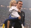 Antoine Griezmann et sa fille Mia - Finale de la Coupe du Monde de Football en Russie à Moscou, opposant la France à la Croatie (4-2). Sergei Bobylev/Itar Tass/Bestimage