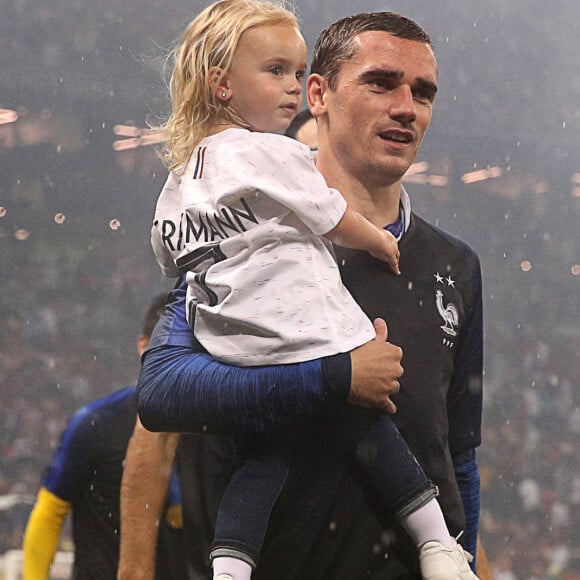 Antoine Griezmann et sa fille Mia - Finale de la Coupe du Monde de Football en Russie à Moscou, opposant la France à la Croatie (4-2). Sergei Bobylev/Itar Tass/Bestimage