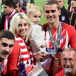 Antoine Griezmann en famille, avec son frère Théo, sa femme Erika Choperena, sa fille Mia, son père Alain et sa mère Isabelle après la finale de la Ligue Europa, l'Olympique de Marseille contre l'Atlético de Madrid au stade Groupama à Decines-Charpieu banlieue de Lyon, France, le 16 mai 2018. L'Atlético de Madrid a gagné 3-0. © Cyril Moreau/Bestimage -