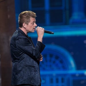 Exclusif - Benjamin Biolay et Clara Luciani - Enregistrement de l'émission "La chanson de l'année" dans les jardins du Palais Royal à Paris, qui sera diffusée le 12 juin sur TF1. Le 11 juin 2020 © Cyril Moreau / Bestimage