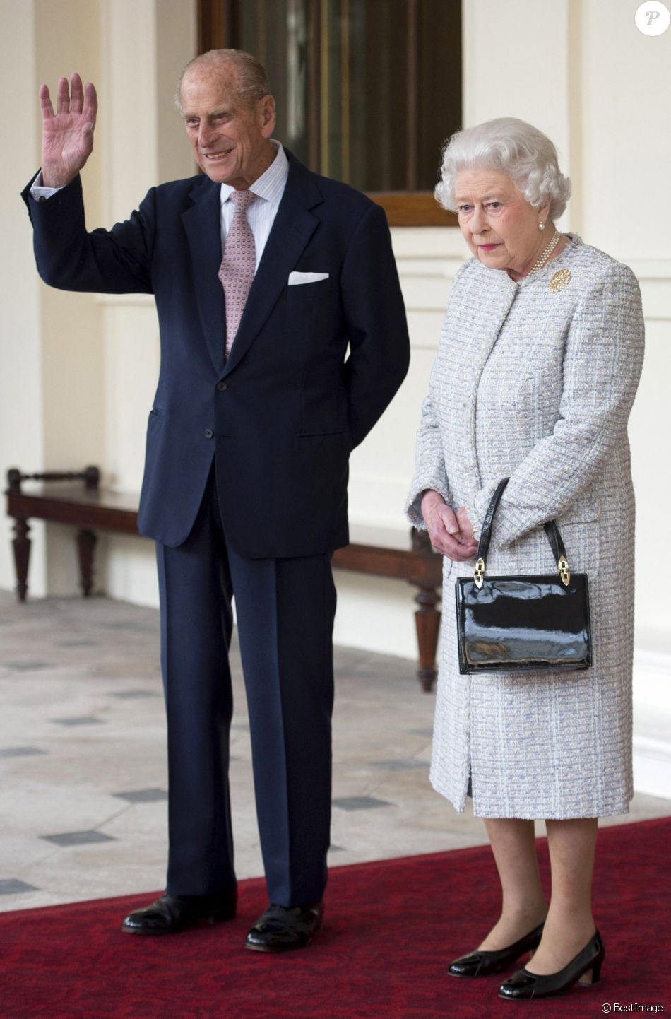 La reine Elisabeth II d'Angleterre et le prince Philip, duc d'Edimbourg, saluent le président de la république de Singapour Tony Tan Keng Yam et sa femme sur le perron du palais de Buckingham à Londres.