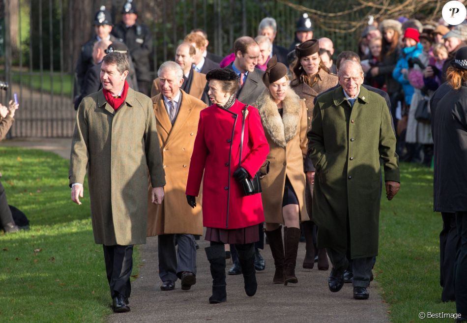 Le prince Charles, prince de Galles, la princesse Anne, Autumn Phillips, Peter Phillips, le prince Philip, duc d'Edimbourg, Tim Laurence, le prince William, le duc de Cambridge, Catherine Kate Middleton, la duchesse de Cambridge enceinte et le prince Harry - La reine, accompagnée des membres de la famille royale anglaise, assiste à la messe de Noël à Sandringham, le 25 décembre 2014.