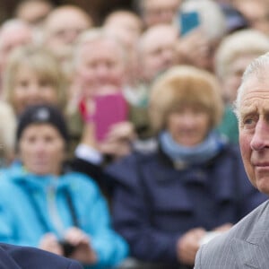 Le prince Philip, duc d'Edimbourg, et le prince Charles - La famille royale d'Angleterre lors de l'inauguration d'une statue en l'honneur de la reine mère à Poundbury. Le 27 octobre 2016