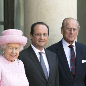 Le président français, François Hollande, arrive au palais de l'Elysée en compagnie de la reine Elisabeth II d'Angleterre et le prince Philip, duc d'Edimbourg, pour un entretien, à l'occasion des commémorations du 70ème anniversaire du débarquement. Le 5 juin 2014
