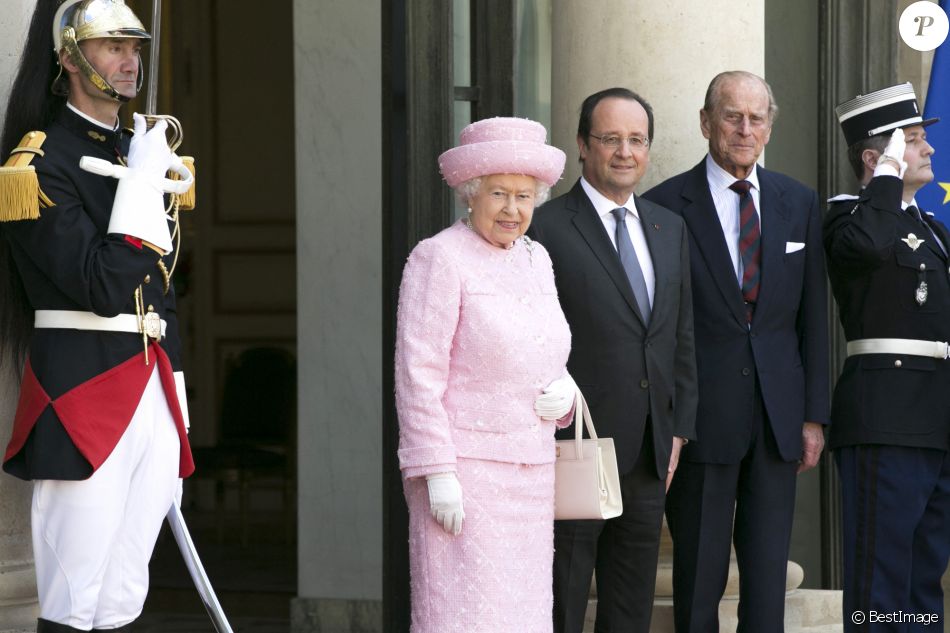 Le président français, François Hollande, arrive au palais de l'Elysée en compagnie de la reine Elisabeth II d'Angleterre et le prince Philip, duc d'Edimbourg, pour un entretien, à l'occasion des commémorations du 70ème anniversaire du débarquement. Le 5 juin 2014