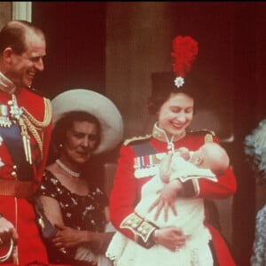 La reine Elizabeth et son mari le prince Philip présentent leur fils le prince Edward en 1964.