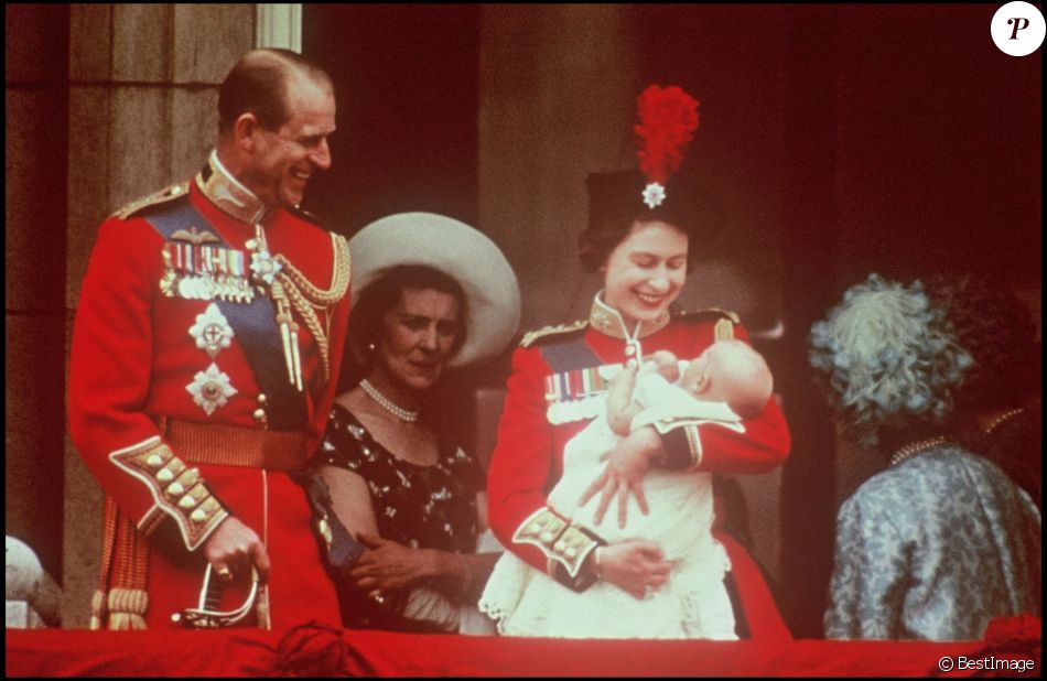 La reine Elizabeth et son mari le prince Philip présentent leur fils le prince Edward en 1964.