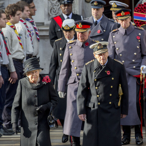 La reine Elizabeth et son mari le prince Philip, suivis du prince Charles, de la princesse Anne, du prince William, lors des commémorations du Remembrance Day à Londres en 2016. 