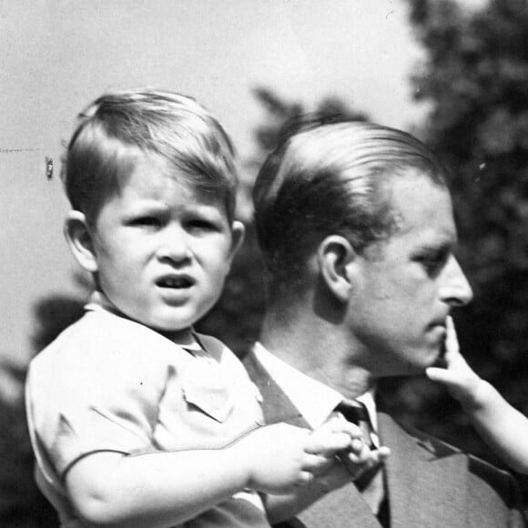 Le prince Philip, duc d'Edimbourg et la reine Elisabeth II d'Angleterre et leurs enfants, le prince Charles et la princesse Anne. 1951