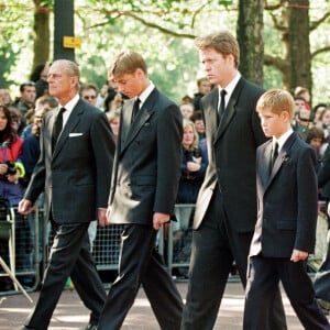 Le prince Philip, duc d'Edimbourg, le prince William, le comteCharles Spencer, le prince Harry et le prince Charles lors de la procession funéraire de la princesse Diana. Le 6 septembre 1997