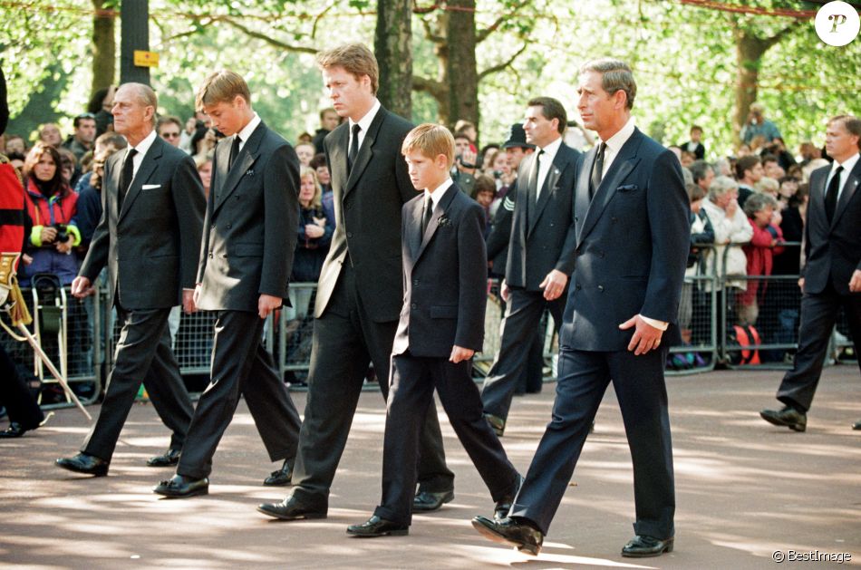 Le prince Philip, duc d'Edimbourg, le prince William, le comteCharles Spencer, le prince Harry et le prince Charles lors de la procession funéraire de la princesse Diana. Le 6 septembre 1997