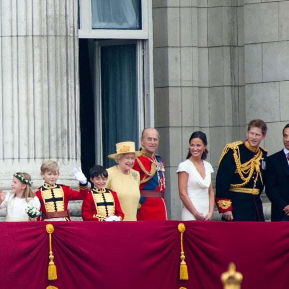 Le prince Charles, Camilla Parker Bowles, duchesse de Cornouailles, la reine Elisabeth II d'Angleterre et le prince Philip, duc d'Edimbourg, Pippa Middleton et le prince Harry, lors du mariage du prince William et de Kate Middleton. Le 29 avril 2011