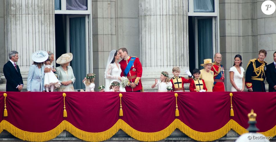 Le prince Charles, Camilla Parker Bowles, duchesse de Cornouailles, la reine Elisabeth II d'Angleterre et le prince Philip, duc d'Edimbourg, Pippa Middleton et le prince Harry, lors du mariage du prince William et de Kate Middleton. Le 29 avril 2011