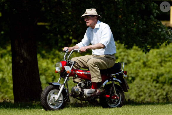 Le prince Philip, duc d'Edimbourg, sur une mini-moto lors du Windsor Horse Show. Le 16 mai 2002