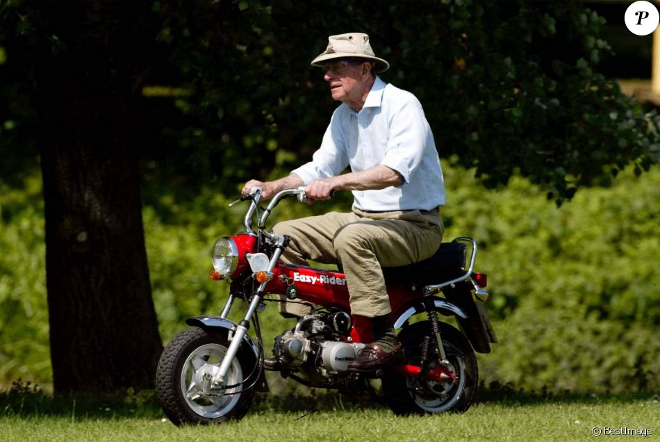 Le prince Philip, duc d'Edimbourg, sur une mini-moto lors du Windsor Horse Show. Le 16 mai 2002