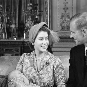 La reine Elisabeth II d'Angleterre et le prince Philip, duc d'Edimbourg, et leur fille, la princesse Anne, après la cérémonie de son baptême. Le 21 octobre 1950