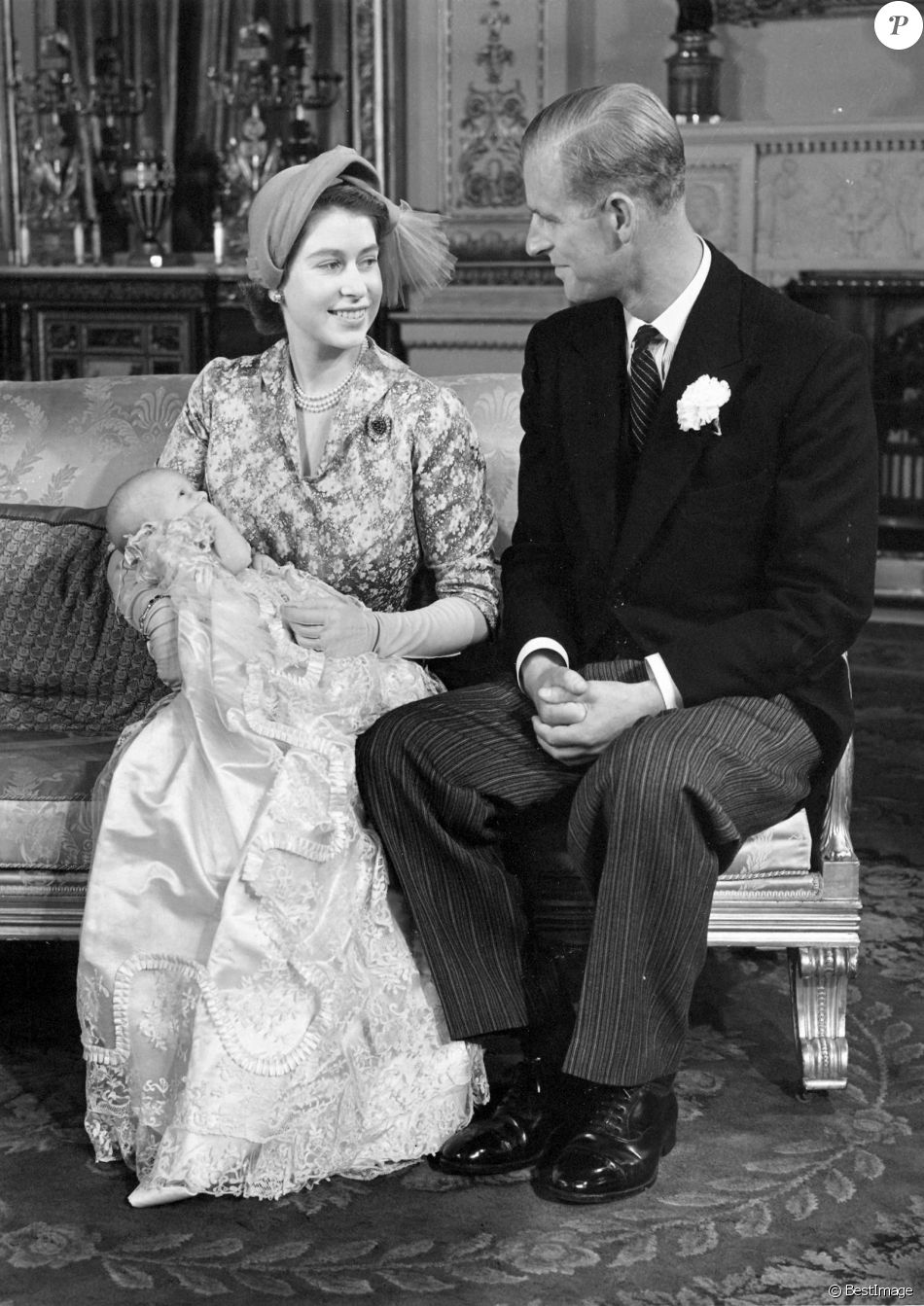 La reine Elisabeth II d'Angleterre et le prince Philip, duc d'Edimbourg, et leur fille, la princesse Anne, après la cérémonie de son baptême. Le 21 octobre 1950