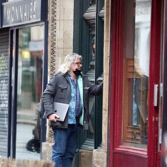 Exclusif - Pierre-Jean Chalençon est de retour au Palais Vivienne après sa garde à vue au 36, rue du Bastion (Police Judiciaire) à Paris le 9 avril 2021.