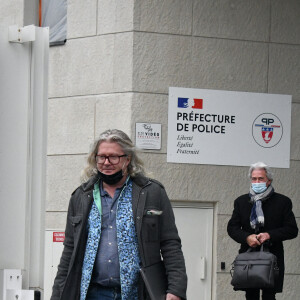 Pierre-Jean Chalençon sort de sa garde à vue avec son avocat, au 36, rue du Bastion à la police judiciaire à Paris, France, le 9 avril 2021. Pierre-Jean Chalençon était entendu dans l'affaire des dîners clandestins pendant les restrictions de l'épidémie de coronavirus (COVID-19), au 36, rue du Bastion à la police judiciaire à Paris, France, le 9 avril 2021.