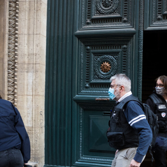 Exclusif - Perquisition au domicile de Pierre-Jean Chalençon par les équipes de la Brigade de répression de la délinquance contre la personne (BRDP) au Palais Vivienne à Paris, France, le 8 avril 2021.