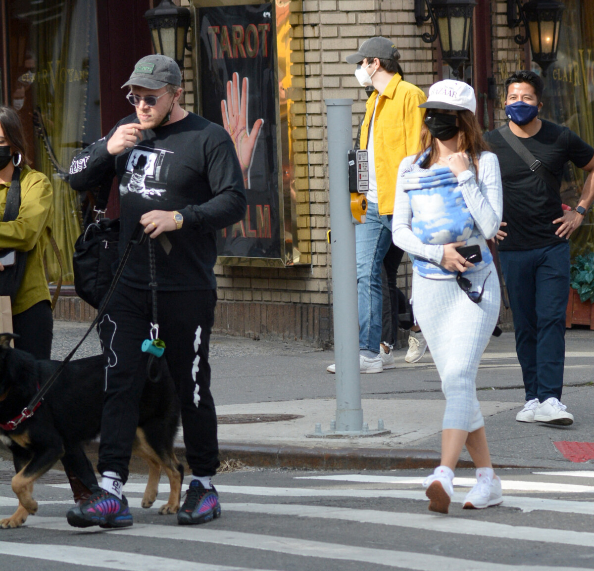 Photo Emily Ratajkowski Avec Son Mari Sebastien Bear Mcclard Et Leur Bébé Vont Déjeuner Chez 3166