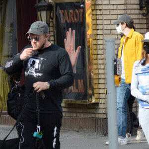 Emily Ratajkowski avec son mari Sebastien Bear-McClard et leur bébé vont déjeuner chez "Via Carota" à New York, le 27 mars 2021.