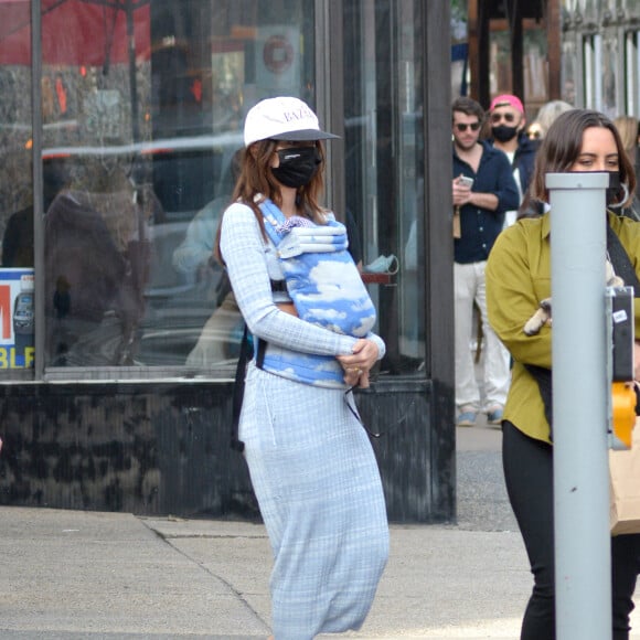 Emily Ratajkowski et son fils Sylvester à New York, le 27 mars 2021.